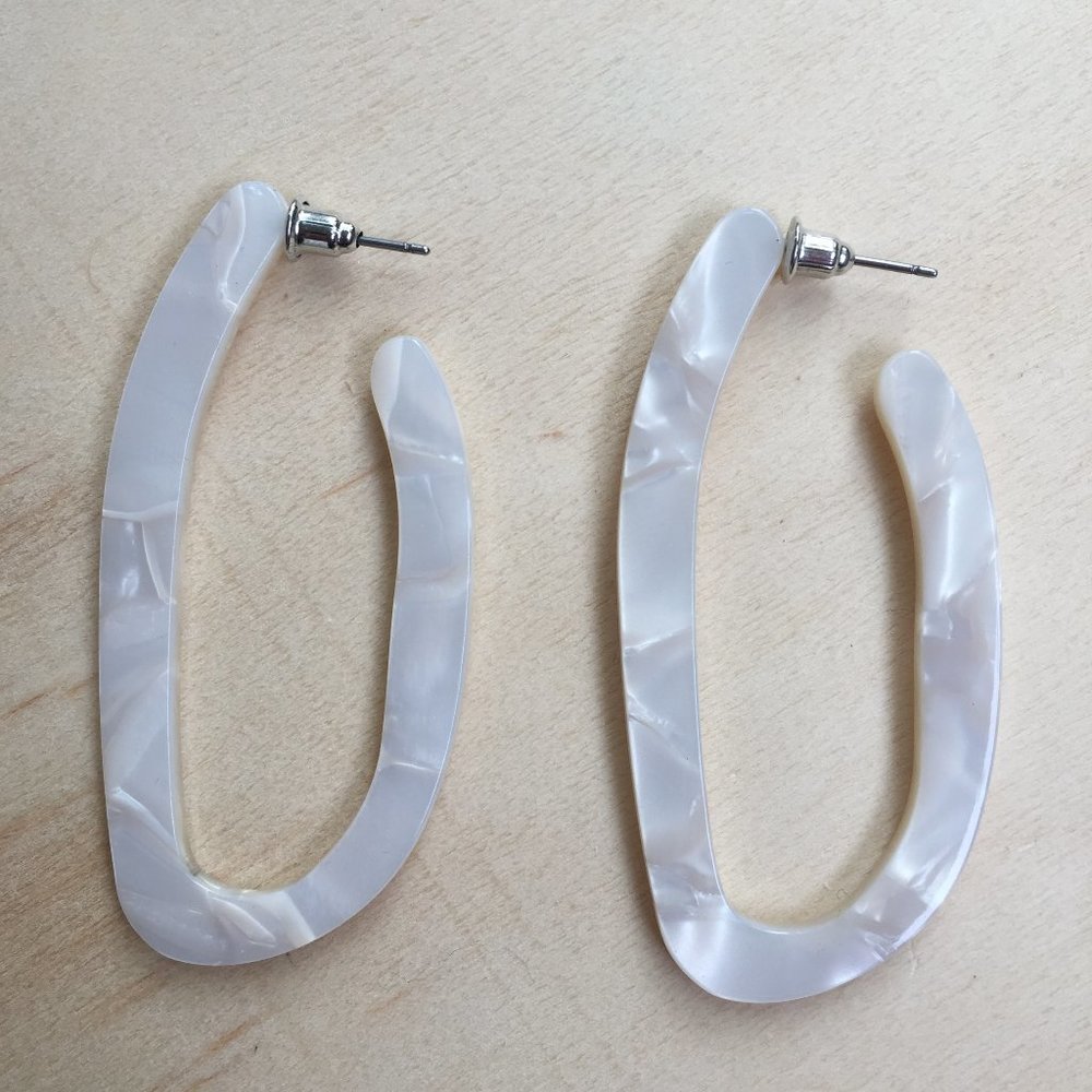 Marble-look white pierced earrings
